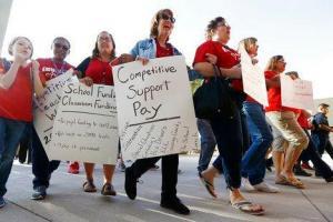 На фото педагоги Аризоны. Они протестуют против снижения зарплат и уменьшения финансирования школ