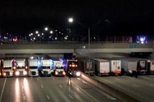 Очевидец запечатлел на фотографии, как дальномеры перекрыли дорогу в Мичигане. Так они не дали человеку спрыгнуть с моста