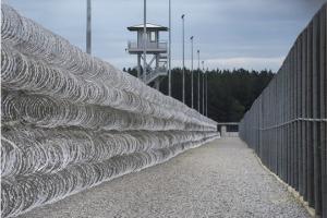 На фотографии тюрьма в Bishopville, Южная Каролина. В воскресенье, 15 апреля, в ней произошел мятеж. Погибли заключенные