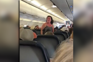 Фото из самолета. Женщина подняла панику на борту, после того, как лайнер вынужденно сменил курс