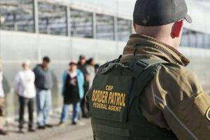 На фотографии момент облавы агентов федеральной миграционной службы. В Огайо задержали более 100 человек
