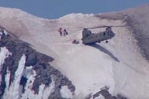 На фотографии момент спасательной операции. Пилоты CH-47 спасли застрявших на горе альпинистов