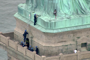 Фото с места инцидента. Женщина в День независимости забралась на статую свободы