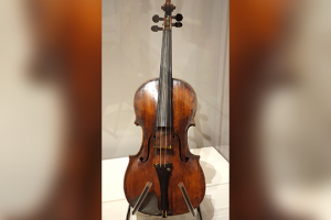 Фото скрипки Фердинанда Гальяно. Инструмент продали в ломбард за 50 долларов