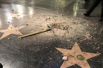 На фотографии поврежденная звезда Дональда Трампа в Голливуде