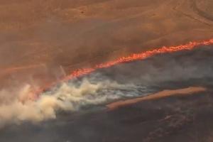 Сухая трава горит рядом с The Dalles. Пожар запечатлен на фото