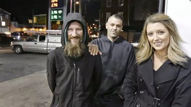 Фото пары, собравшей для бездомного $400 тыс