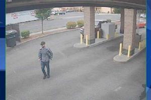 Фото с камер видеонаблюдения. Мужчина установил скиммер на банкомат Credit Union. Правонарушителя разыскивают