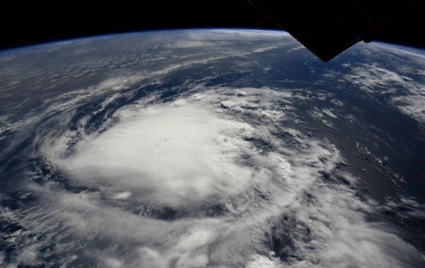 Картинка из космоса. Ураган Флоренс движется на Восточное побережье США