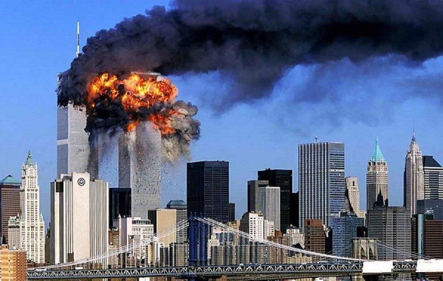 Фотография башен-близнецов в момент атаки террористов. В США чтут память погибших 11 сентября