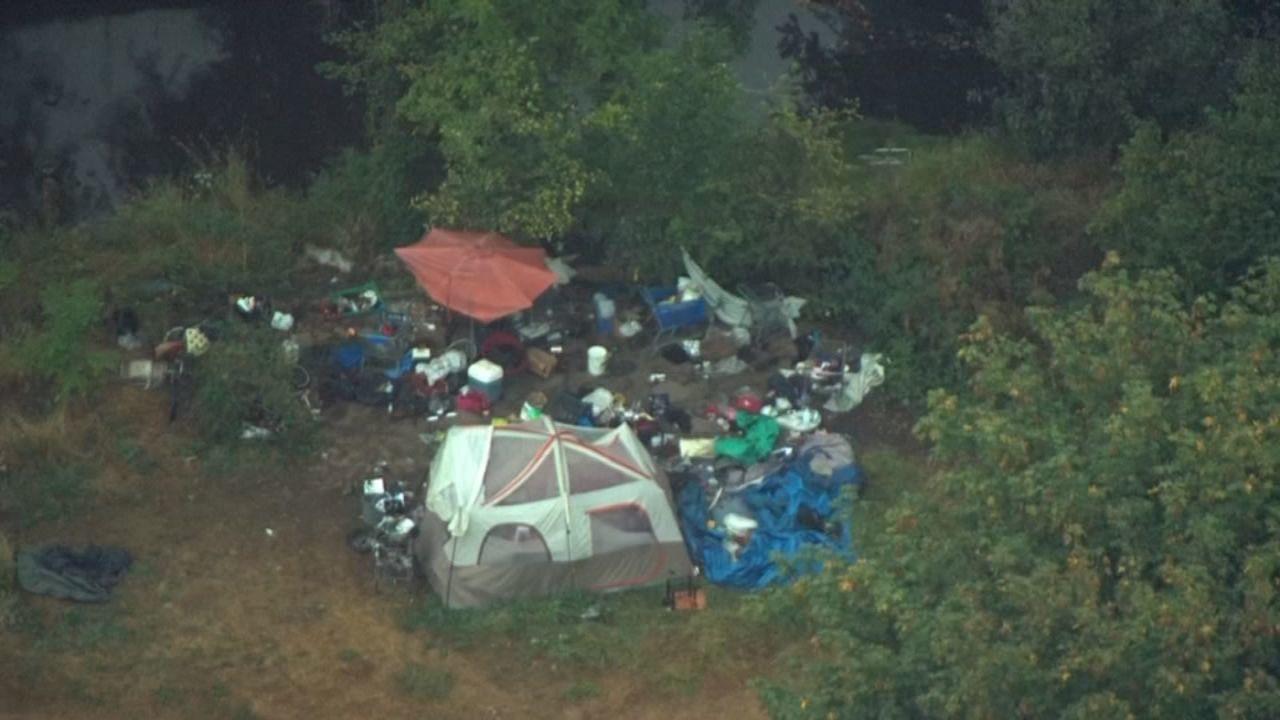 На фото палатка бездомного из Портленда. Мужчина подал на город в суд за снос его жилья
