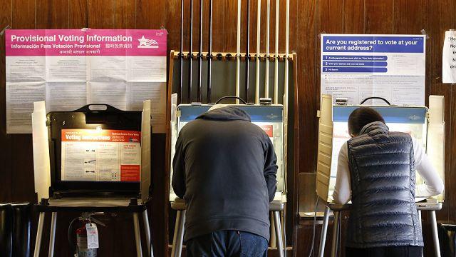 На фотографии голосующие люди. 13 числа в Нью-Йорке смогли проголосовать и условно-досрочно освобожденные преступники