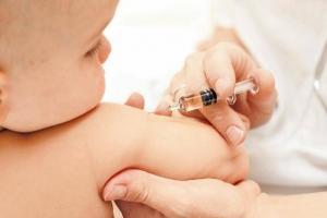 Ребенку на фотографии делают прививку. Представители системы здравоохранения штата Орегон обеспокоены, что родители часто отказываются от вакцинации