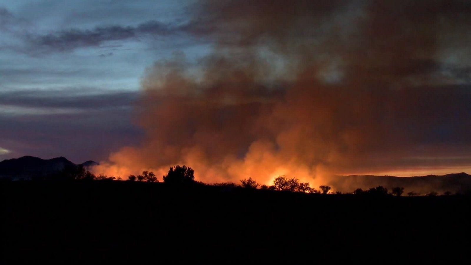 Фото пожара. Взрывная вечеринка в Аризоне закончилась стихийным бедствием