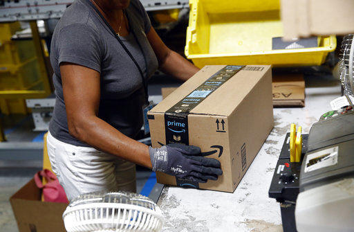 Минимальная оплата 15 долларов в час не устраивает работников Amazon. На фотографии процесс упаковки посылки