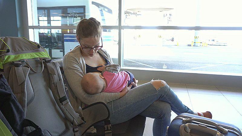 В аэропортах США появятся комнаты для кормящих матерей. На фото мать с ребенком в зале ожидания