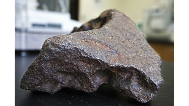 На фотографии метеорит. Владелец космического камня несколько десятилетий подпирал им дверь