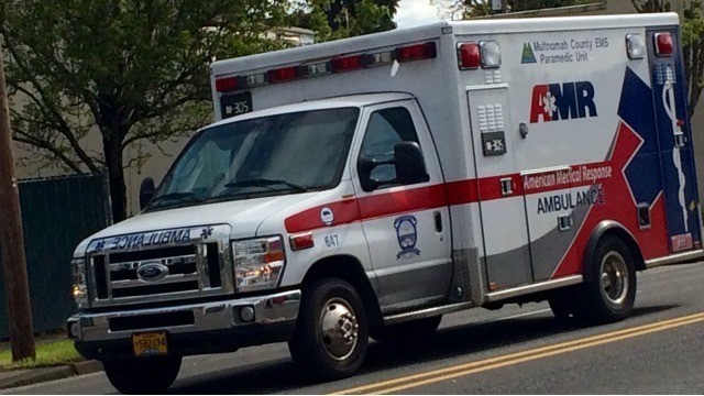 Мужчина с ножевыми ранениями доставлен в больницу в Портленде. Ведется следствие. На фото машина скорой помощи