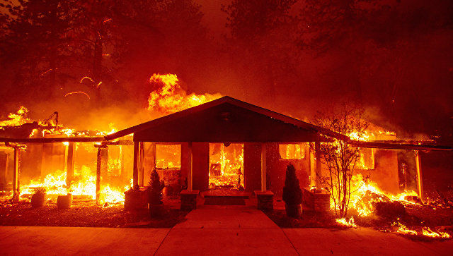В Калифорнии огонь уничтожил город Парадайз. Фото горящего дома