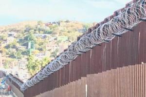 Нелегальный иммигрант напал на агентов пограничного патруля. На фото граница США и Мексики