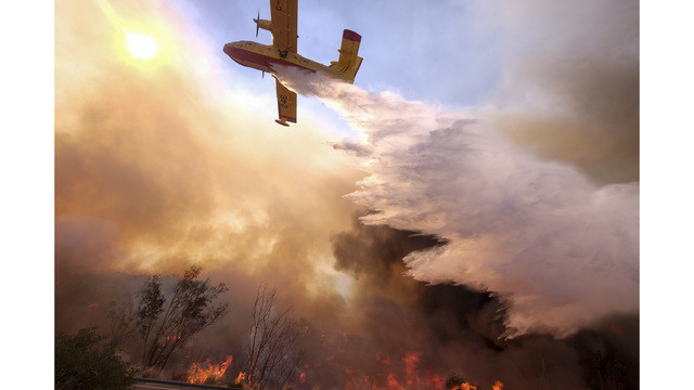 Дым от пожаров Калифорнии достиг внутренней части штата. На фото тушение пожара