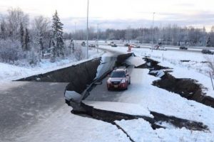 На Аляске произошло мощное землетрясение. На фото - последствия подземных толчков