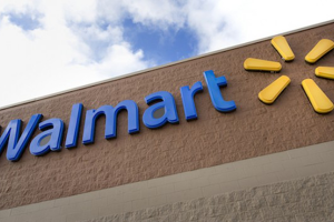 Торговая сеть Walmart набирает водителей. На фото логотип компании