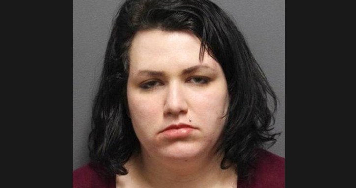 На фото женщина, ворвавшаяся в полицейский участок. Случай произошел в Пенсильвании