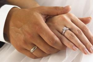 Важно ли жене брать фамилию мужа. В США провели исследование. На фото свадебные кольца