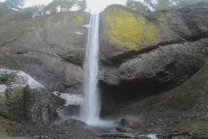 Погодавесной на горных тропах переменчива - предупреждают специалисты. На фото водопад в Орегоне