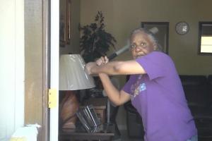 65-летняя женщина из Флориды отогнала софтбольной битой грабителя. На фото Clarese Gainey