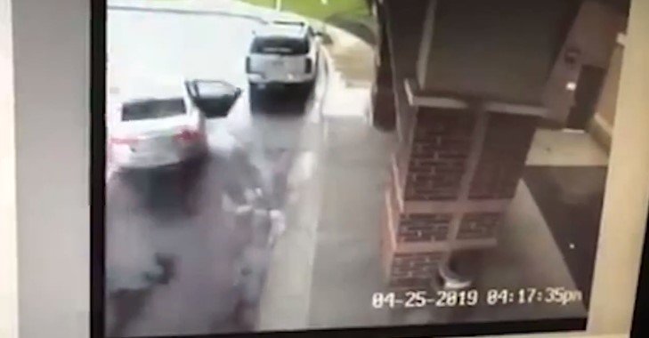 Мужчина попытался угнать автомобиль, в котором были дети. На фото кадр с камеры наблюдения