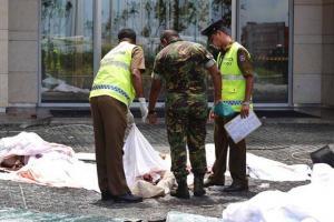 На фото последствия взрыва в Шри-Ланке