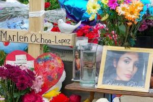 В Чикаго убили женщину на 9-м месяце беременности. Ребенка вырезали из тела. На фото цветы для погибшей Marlen Ochoa-Lopez