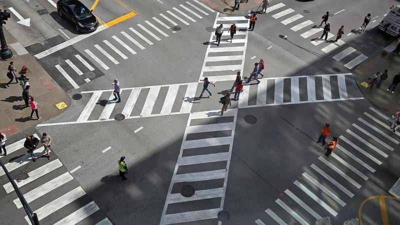 В Нью-Йорке объявляют войну мобильным телефонам на пешеходных переходах. На фотографии переход для пешеходов