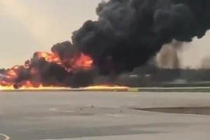 В авиакатастрофе в Шереметьево погиб 41 человек. На фото горящий самолет