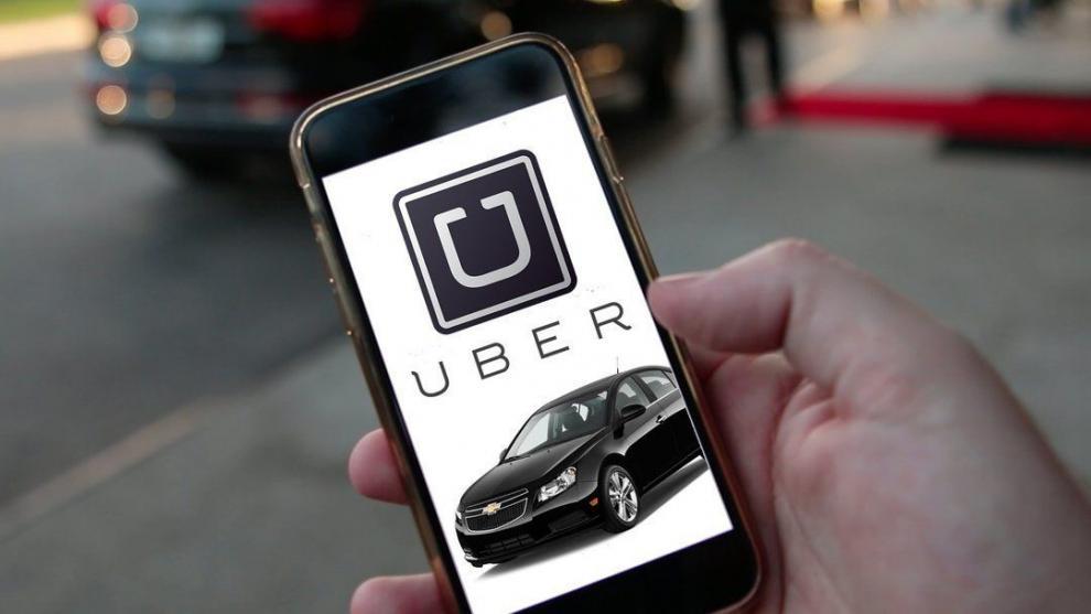 Пассажирам с низким рейтингом запретят ездить в Uber. На фото телефон с приложением