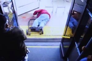 Женщина вытолкнула старика из автобуса. Он умер. На фотографии кадр с камеры наблюдения в автобусе