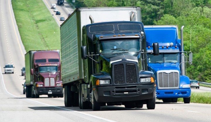Количество водителей грузовиков находится на рекордно высоком уровне. На фото траки