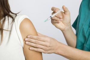В Сиэтле будет расширена программа вакцинации против гепатита А. На фото процесс вакцинации