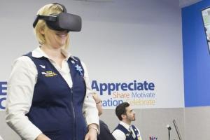 Walmart использует виртуальную реальность, чтобы оценить способности сотрудников. На фото очки виртуальной реальности в действии
