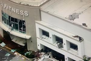 В торговом центре Флориды произошел взрыв. На фото фитнес-центр с выбитыми стеклами