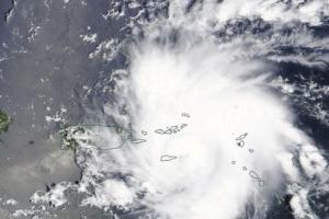 Ураган «Дориан» может нанести «катастрофический ущерб». Он движется к Флориде