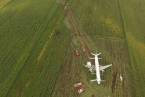 Русский летчик посадил пассажирский самолет на кукурузное поле. Ситуацию сравнивают с «чудом на Гудзоне». На фото самолет на поле