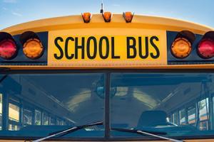 Безопасность в школьном автобусе: напоминание детям и родителям. На фотографии школьный автобус