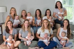Вместе забеременели, вместе родили: 9 медсестер одной больницы стали мамами. На фотографии мамы с малышами