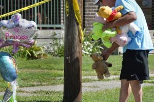 Пять детей погибли в огне в детском саду Пенсильвании. На фото игрушки у места трагедии