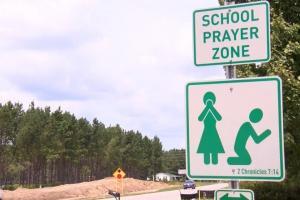 Школьные молитвенные зоны появились в Южной Каролине. На фотографии новые знаки на дороге