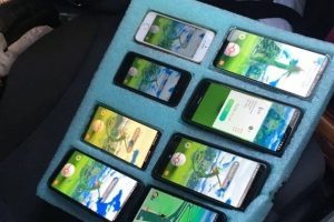 Водитель играл в Pokemon Go на восьми телефонах. На фотографии "устройство" для игры