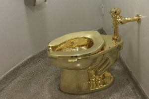 Золотой унитаз украден из резиденции Черчиллей в Англии. На фото золотой унитаз